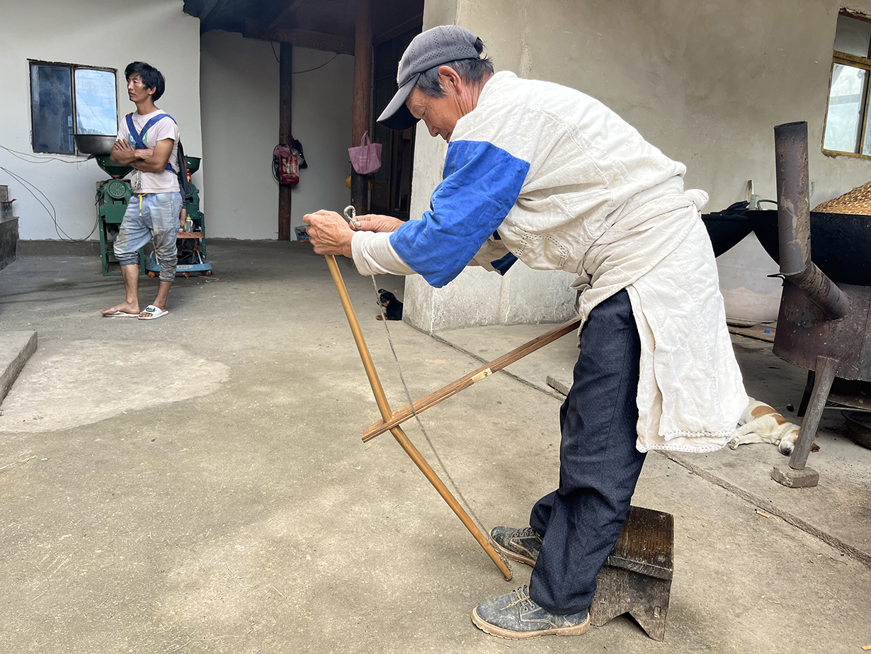 余国峰给弩弓上弦 拷贝.jpg